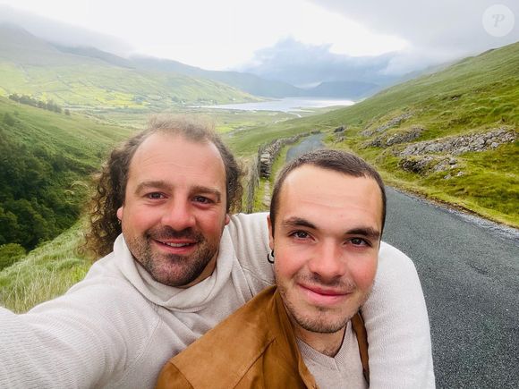 "Bandes d'enf*irés, voilà pourquoi j'ai du mal à quitter mes animaux quand des abrutis dégradent nos clôtures", a-t-il confié, avant de montrer une de ses clôtures volontairement coupée.

Guillaume Pobeaud (alias Guillaume l'Auvergnat) et Tom de "L'Amour" est dans le pré saison 17 - 19 novembre 2022 © Instagram