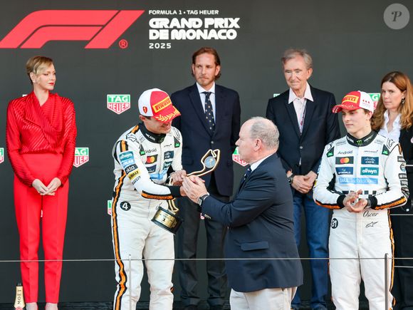 Le prince Albert II de Monaco remettant le trophe du vainqueur à Lando Norris, en arrière plan, la princesse Charlene de Monaco, Pierre Casiraghi, Bernard Arnault lors du Grand Prix de Formule 1 (F1) de Monaco, le 25 mai 2025. © Claudia Albuquerque/Bestimage