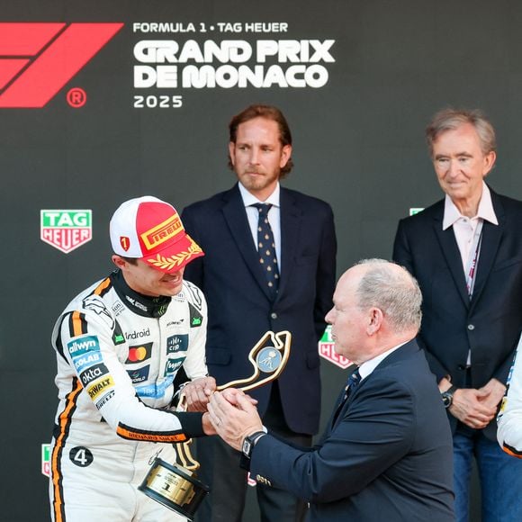 Le prince Albert II de Monaco remettant le trophe du vainqueur à Lando Norris, en arrière plan, la princesse Charlene de Monaco, Pierre Casiraghi, Bernard Arnault lors du Grand Prix de Formule 1 (F1) de Monaco, le 25 mai 2025. © Claudia Albuquerque/Bestimage