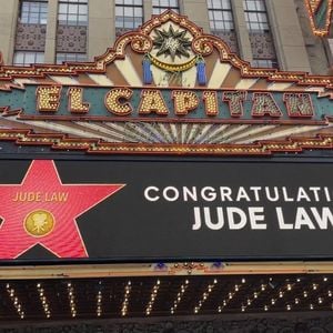 Los Angeles, CA - Jude Law a été honoré d'une étoile sur le Hollywood Walk of Fame lors d'une cérémonie à Hollywood, célébrant sa carrière marquante dans le cinéma et le théâtre.