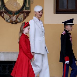La princesse Charlene de Monaco, La princesse Gabriella de Monaco, comtesse de Carladès,Le prince Jacques de Monaco, marquis des Baux - La famille princière monégasque dans la cour d'honneur du palais lors de la la fête nationale à Monaco le 19 novembre 2025. © Dominique Jacovides - Bruno Bebert / Bestimage