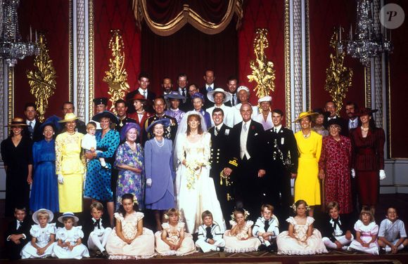 Le groupe du mariage royal au palais de Buckingham après le mariage du duc et de la duchesse d'York. Au premier rang (enfants) : le comte d'Ulster, Lady Davina Windsor, Lady Rose Windsor, Andrew Ferguson, Lady Rosanagh Innes-Ker, Zara Phillips, le prince William, Laura Fellowes, Seamus Makim, Alice Ferguson, Peter Phillips, Lady Gabriella Windsor et Lord Frederick Windsor. Deuxième rangée : Lady Sarah Armstrong-Jones, la princesse Margaret, la princesse Anne, la princesse Diana tenant le prince Harry, la reine mère, la reine, le duc et la duchesse d'York, le major Ronald Ferguson, le prince Edward, Susan Barrantes, Lady Elmhurst (derrière), le très honorable Doreen Wright, le major Bryan Wright (derrière), Alexander Makim et Jane Makim. Troisième rangée : le vicomte Linley, le capitaine Mark Phillips, Marina Ogilvy, le prince de Galles, la princesse Alexandra, le duc d'Édimbourg, la princesse Michael de Kent, la princesse Alice, la duchesse de Gloucester, la duchesse de Kent et Lady Helen Windsor. Derrière, James Ogilvy, le prince Michael de Kent, l'honorable Angus Ogilvy, le duc de Gloucester, le duc de Kent et le comte de St Andrews. Photo PA Photos/ABACAPRESS.COM