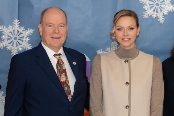 Le prince Albert II de Monaco et la princesse Charlène de Monaco assistent au spectacle de Noël à la crèche de la Croix-Rouge Rosine Sanmori et participent à la traditionnelle distribution de cadeaux de Noël à Monaco. Photo par Olivier Huitel / Pool Monaco / Bestimage