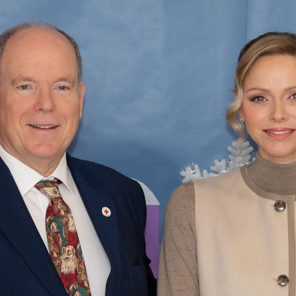 Le prince Albert II de Monaco et la princesse Charlène de Monaco assistent au spectacle de Noël à la crèche de la Croix-Rouge Rosine Sanmori et participent à la traditionnelle distribution de cadeaux de Noël à Monaco. Photo par Olivier Huitel / Pool Monaco / Bestimage