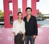 Elle arborait en effet une chemise blanche légèrement texturée et froissée, laissée nonchalamment ouverte sur le bas pour dévoiler son ventre plat ainsi qu'un tatouage.

Carmen Kassovitz (fille de Mathieu Kassovitz) et Baptiste Masseline - Photocall Prime Video "Elle" Summer Party au Noti Club à Paris le 6 juillet 2026. © Coadic Guirec/Bestimage