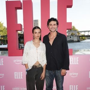 Elle arborait en effet une chemise blanche légèrement texturée et froissée, laissée nonchalamment ouverte sur le bas pour dévoiler son ventre plat ainsi qu'un tatouage.
Carmen Kassovitz (fille de Mathieu Kassovitz) et Baptiste Masseline - Photocall Prime Video "Elle" Summer Party au Noti Club à Paris le 6 juillet 2026. © Coadic Guirec/Bestimage