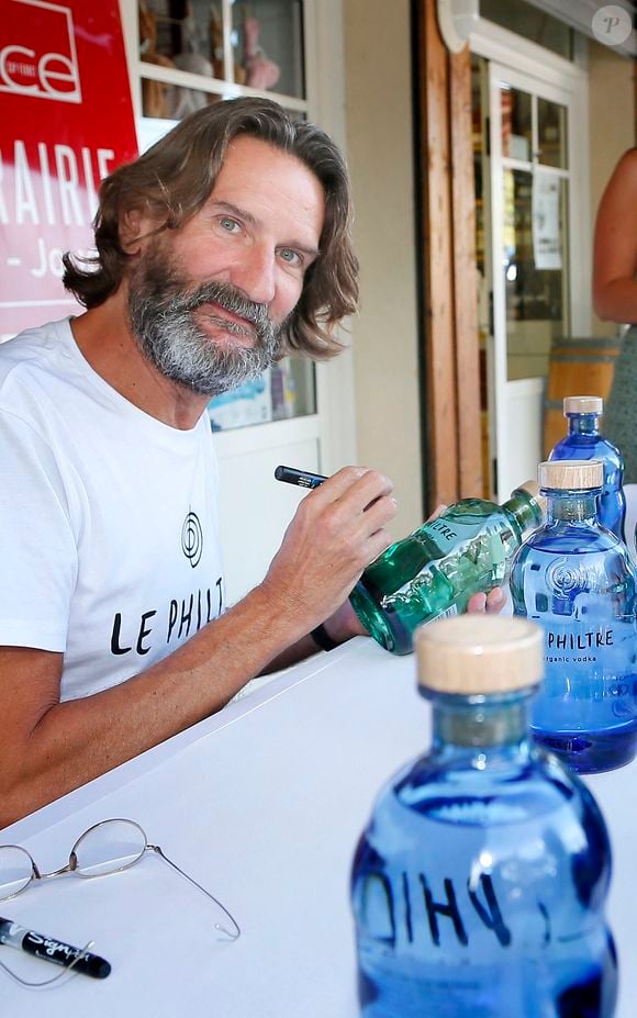 Exclusif - Frédéric Beigbeder dédicace ses bouteilles de vodka bio "Le Philtre" à la librairie Alice à Lège-Cap-Ferret le 28 août 2020.

© Patrick Bernard / Guillaume Collet / Bestimage