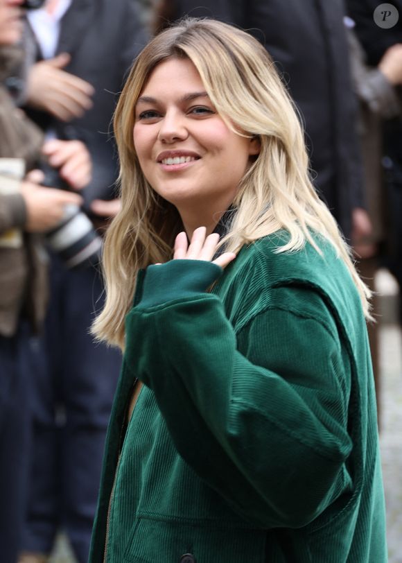 Louane aux arrivées du défilé Miu Miu Collection Femme Prêt-à-Porter Printemps/Eté 2026 lors de la Fashion Week de Paris (PFW), au Conseil Économique, social et environnemental, Palais d'lena, à Paris, France, le 6 octobre 2025. © Denis Guignebourg / Bestimage