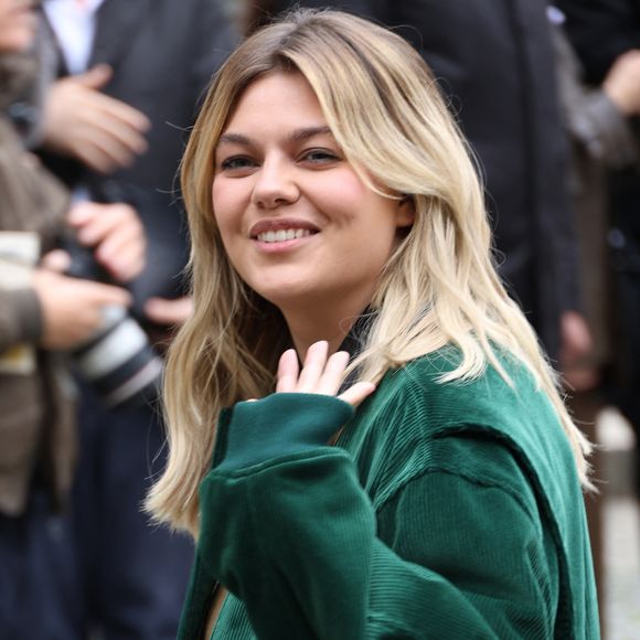 Louane aux arrivées du défilé Miu Miu Collection Femme Prêt-à-Porter Printemps/Eté 2026 lors de la Fashion Week de Paris (PFW), au Conseil Économique, social et environnemental, Palais d'lena, à Paris, France, le 6 octobre 2025. © Denis Guignebourg / Bestimage