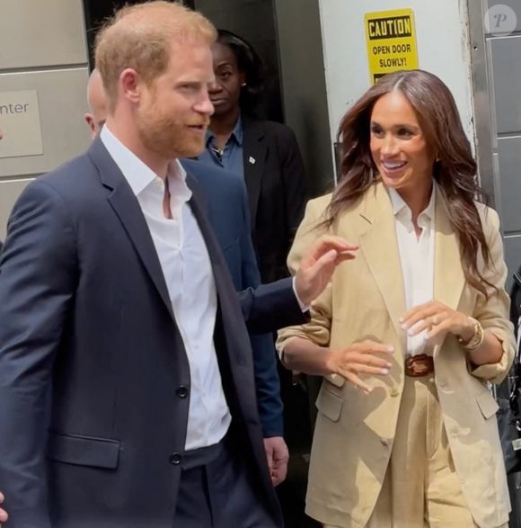 Le prince Harry, duc de Sussex et Meghan Markle, duchesse de Sussex, quittent leur hôtel par une porte dérobée à New York, le 23 avril 2025. @Backgrid USA / Bestimage