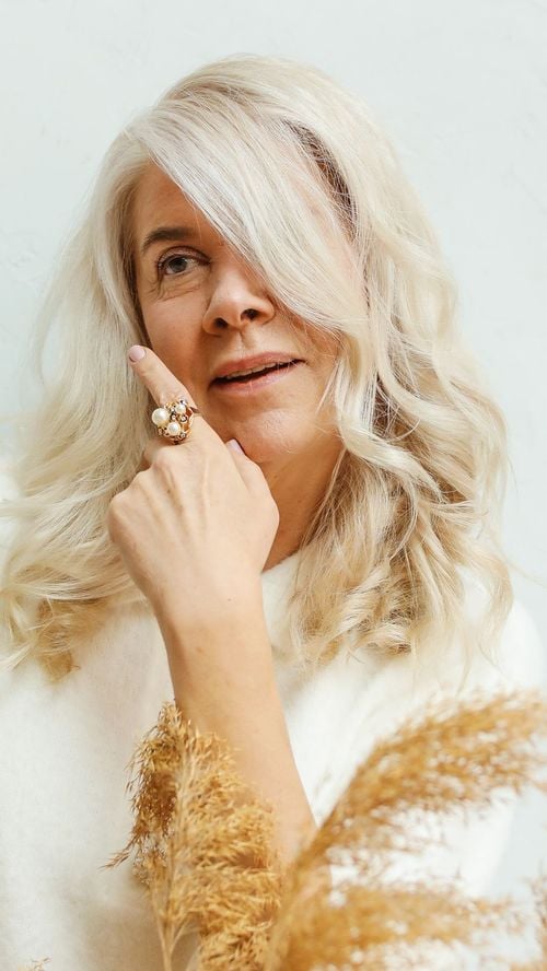 Ralentir les cheveux blancs : 3 gestes simples à adopter au quotidien