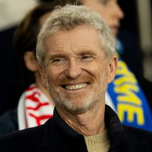 Denis Brogniart - Célébrités dans les tribunes du match de qualification de la Coupe du monde 2026 entre la France contre l'Ukraine (4-0) au Parc des Princes à Paris le 13 novembre 2025. © Cyril Moreau/Bestimage