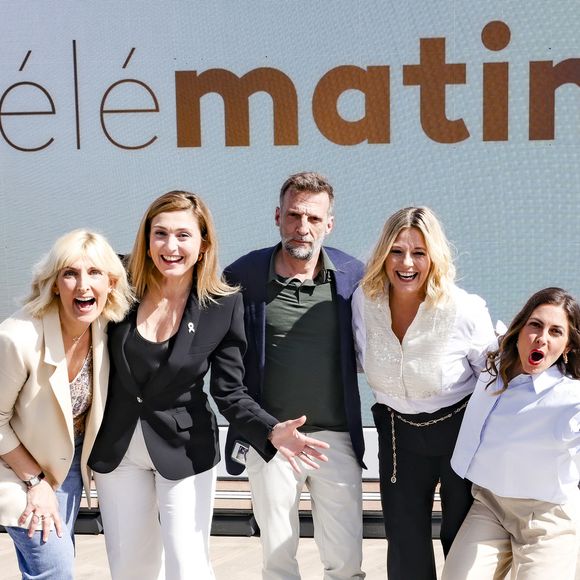 Au fil des années, elle diversifie sa carrière en rejoignant RTL, où elle anime plusieurs émissions à succès comme Tout le plaisir est pour nous puis On est fait pour s’entendre. Plus récemment, elle a retrouvé une place importante au sein de France Télévisions avec Télématin, avant de prendre les commandes de Flavie en France, une quotidienne lancée sur France 3 en novembre 2025 et consacrée aux régions françaises, à leur patrimoine et à leurs traditions.


Exclusif - Charlotte Lipinska, Julie Gayet, Mathieu Kassovitz, Flavie Flament et Camille Dahan sur le plateau de l'émission Télématin en marge du 78ème Festival International du Film de Cannes, France, le 22 mai 2025. © Jack Tribeca/Bestimage