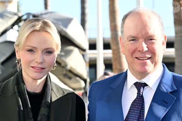 "En ce jour de Première Communion, nous adressons nos plus sincères félicitations au Prince héréditaire Jacques et à la Princesse Gabriella qui ont reçu ce sacrement avec foi et recueillement", peut-on lire en légende.

Le prince Albert II de Monaco, sa femme la princesse Charlene et Camille Gottlieb ont remis les traditionnels colis de Noël aux aînés monégasques dans la meeting room du Yacht Club de Monaco dans le cadre de festivités de fin d'année de la Principauté de Monaco. © Bruno Bebert/Pool Monaco/Bestimage