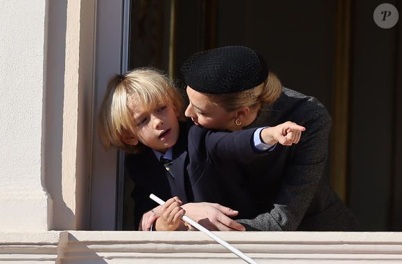 Beatrice Borromeo et Stefano Ercole Carlo Casiraghi - La famille princière de Monaco au balcon du palais, à l'occasion de la Fête Nationale de Monaco, le 19 novembre 2024. © Jacovides-Bebert/Bestimage