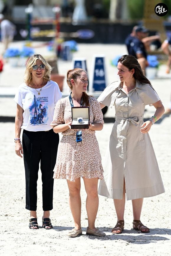 Virginie Coupérie-Eiffel, Louise Rochefort à la remise du prix Rochefort lors de la 12ème édition Longines Paris Eiffel Jumping au pied de la Tour Eiffel sur le Champ-de-Mars à Paris le 21 juin 2026

© Perusseau / Veeren / Bestimage