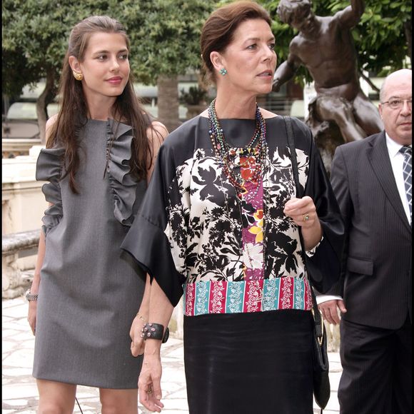 Caroline de Hanovre et sa fille Charlotte Casiraghi, aux côtés du prince Albert II, lors de l’inauguration de l’exposition Looking Up à la Villa Sauber, à Monaco, le 7 juin 2010.
Crédit : Junior/Bestimage