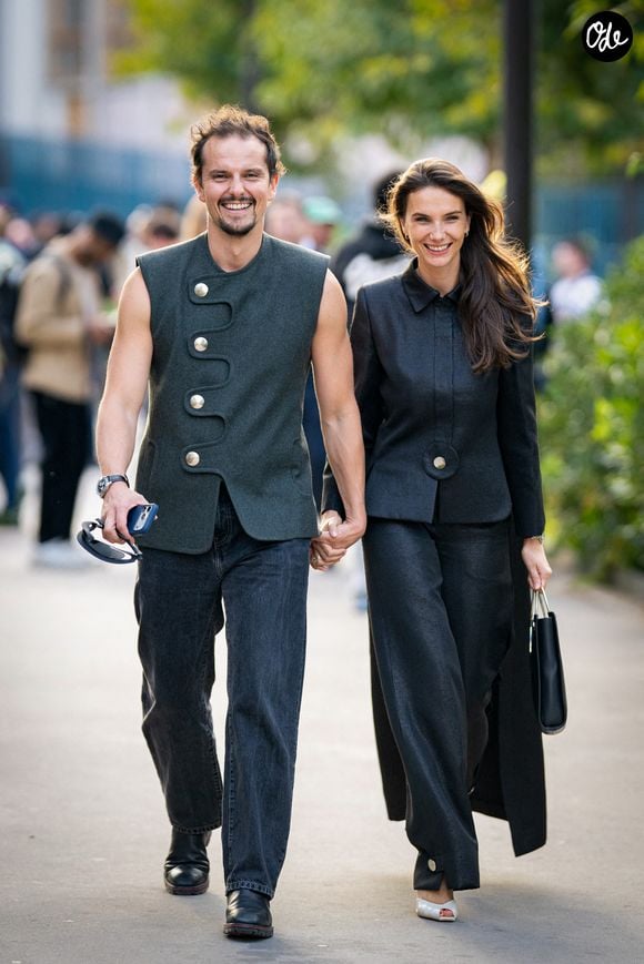 Juan Arbeláez et sa compagne Cassandre Verdier au défilé Pierre Cardin "Collection Femme Prêt-à-Porter Printemps/Eté 2026" lors de la Fashion Week de Paris, le 6 octobre 2026 © Pierre Perusseau / Bestimage