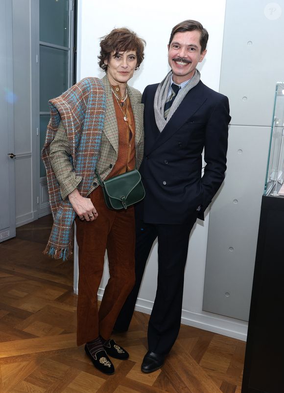 Exclusif - Inès de la Fressange et Elie Top - Vernissage de l'exposition "Liaisons dangereuses & Métamorphoses" du créateur Elie Top à l'occasion de ses 10 ans de création chez Christie's à Paris le 27 janvier 2025. © Denis Guignebourg/BestImage