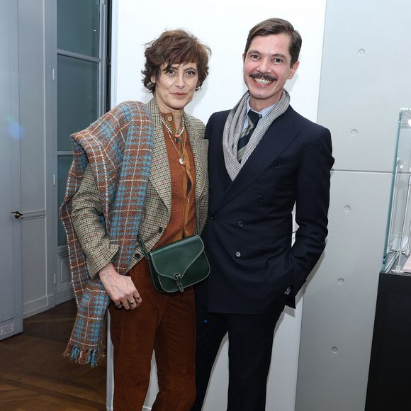 Exclusif - Inès de la Fressange et Elie Top - Vernissage de l'exposition "Liaisons dangereuses & Métamorphoses" du créateur Elie Top à l'occasion de ses 10 ans de création chez Christie's à Paris le 27 janvier 2025. © Denis Guignebourg/BestImage