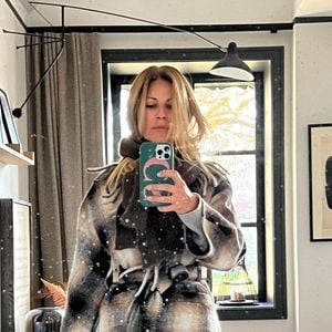 Et si elle devait donner un conseil aux néophytes en décoration, ce serait celui-ci : "N’hésitez pas à mettre de grands miroirs. Ça ramène toujours de la lumière".
Photo de Cécile Siméone relayée sur Instagram.
