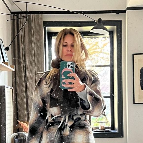 Et si elle devait donner un conseil aux néophytes en décoration, ce serait celui-ci : "N’hésitez pas à mettre de grands miroirs. Ça ramène toujours de la lumière".

Photo de Cécile Siméone relayée sur Instagram.
