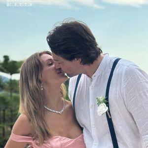 Belle journée de mariage pour Alice Detollenaere et Camille Lacourt !

Alice Detollenaere et Camille Lacourt demoiselle et garçon d'honneur au mariage de leurs amis