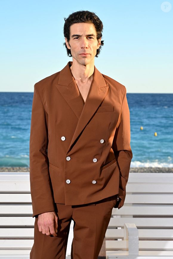 Au final, l’acteur a fondu de 22 kilos pour incarner un junky crédible à l’écran...

Tahar Rahim au photocall du film "Monsieur Aznavour" dans le cadre de la 6ème édition du festival Cinéroman, à Nice, France, le 5 Octobre 2024. © Bebert-Jacovides/Bestimage