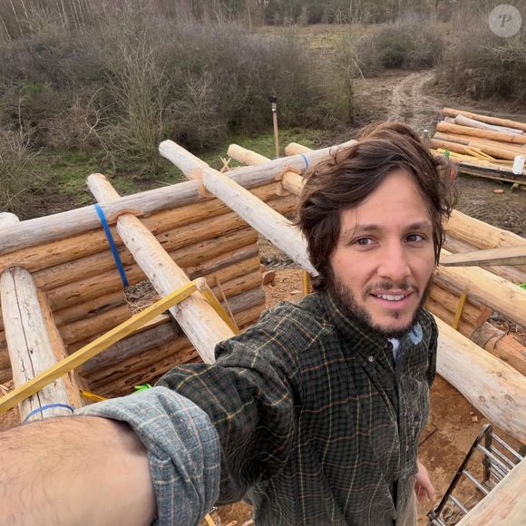 Vianney, 35 ans, a partagé l'annonce sur ses réseaux sociaux: “5 ans plus tard ❤️‍🔥”, a-t-il écrit
Vianney sur le chantier de sa cabane en bois en pleine nature.