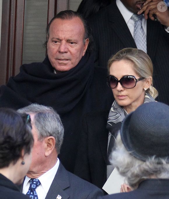 Julio Iglesias et Miranda Rijnsburger assistent au service funéraire d'Oscar De La Rentta à l'église St Ignatius Loyola à Park Avenue à Manhattan, New York City, en 2014.

Photo : Charles Guerin / Abaca