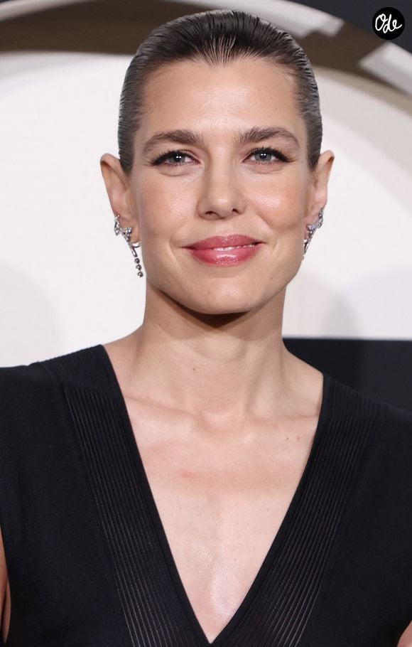 L'égérie Chanel portait une robe de soir noire très chic

Charlotte Casiraghi assiste au gala d'ouverture de la saison de ballet à l'Opéra Garnier à Paris, en France. Photo : Jérôme Domine/ABACAPRESS.COM