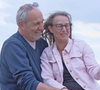 Pour officialiser leur installation, ils ont partagé une photo de leur première facture EDF commune, se disant avec dérision "pacsés EDF".

Gilles et Isabelle dans "L'amour est dans le pré".