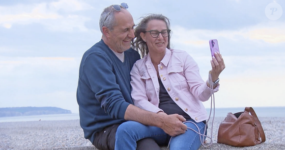 Pour officialiser leur installation, ils ont partagé une photo de leur première facture EDF commune, se disant avec dérision "pacsés EDF".

Gilles et Isabelle dans "L'amour est dans le pré".