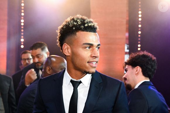 Désiré Doué, qui disputera la Coupe du monde avec les Bleus cet été, sait donc comment s’entourer et faire fructifier sa notoriété pour lui ainsi que pour sa famille. 

Desire DOUE du Paris Saint-Germain lors de la cérémonie des Trophées UNFP 2026 au Palais Brongniart le 11 mai 2026 à Paris, France. (Photo par Christophe Saidi/FEP/Icon Sport)