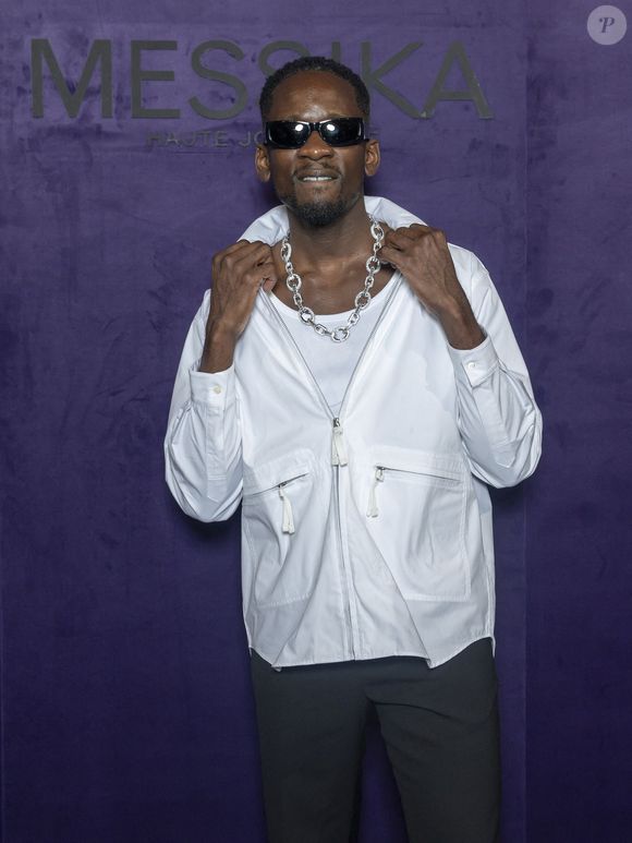 Mr Eazi au photocall du défilé Messika Collection Femme Prêt-à-Porter Printemps/Eté 2026 lors de la Fashion Week de Paris (PFW), au Musée des Arts décoratifs, à Paris, France, le 3 octobre 2025. © Olivier Borde/Bestimage