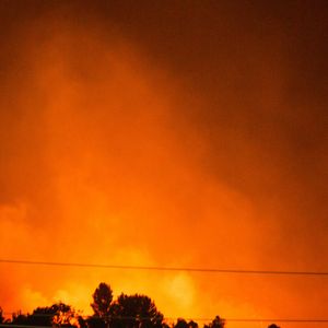 Un incendie de forêt se propage à Yorba Linda, aidé par des vents violents en Californie.