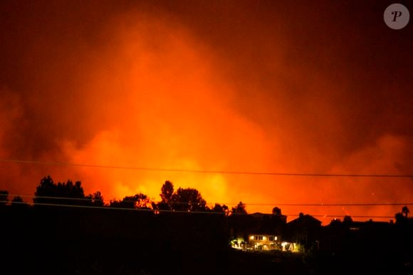 Un incendie de forêt se propage à Yorba Linda, aidé par des vents violents en Californie.