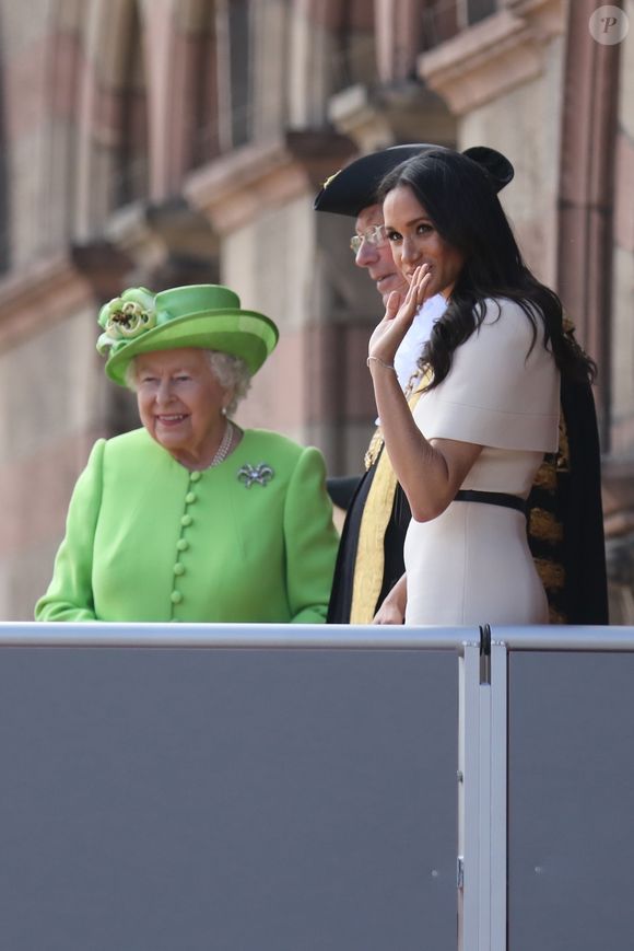 Meghan Markle, duchesse de Sussex, effectue son premier déplacement officiel avec la reine Elisabeth II d'Angleterre, lors de leur visite à Chester. Le 14 juin 2018 (Backgrid UK/ Bestimage).