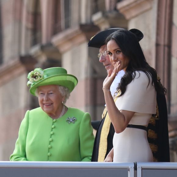 Meghan Markle, duchesse de Sussex, effectue son premier déplacement officiel avec la reine Elisabeth II d'Angleterre, lors de leur visite à Chester. Le 14 juin 2018 (Backgrid UK/ Bestimage).