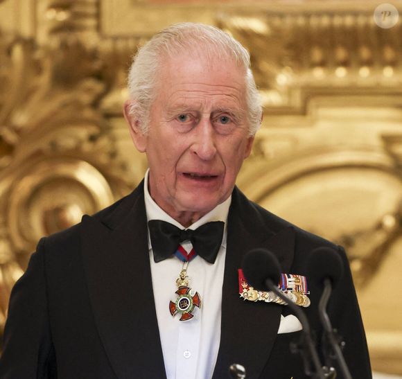 Comme l'ont rapporté les équipes du "Mirror", des vétérans de la Seconde Guerre mondiale auront l'immense privilège de pouvoir rencontrer - aujourd'hui - le roi Charles III lors d'un goûter organisé au palais de Buckingham. 

Le roi Charles III d'Angleterre et Camilla Parker Bowles, reine consort d'Angleterre, au banquet d'Etat en leur honneur au palais du Quirinale à Rome, le 9 avril 2025. (Imago/PsnewZ/Bestimage).