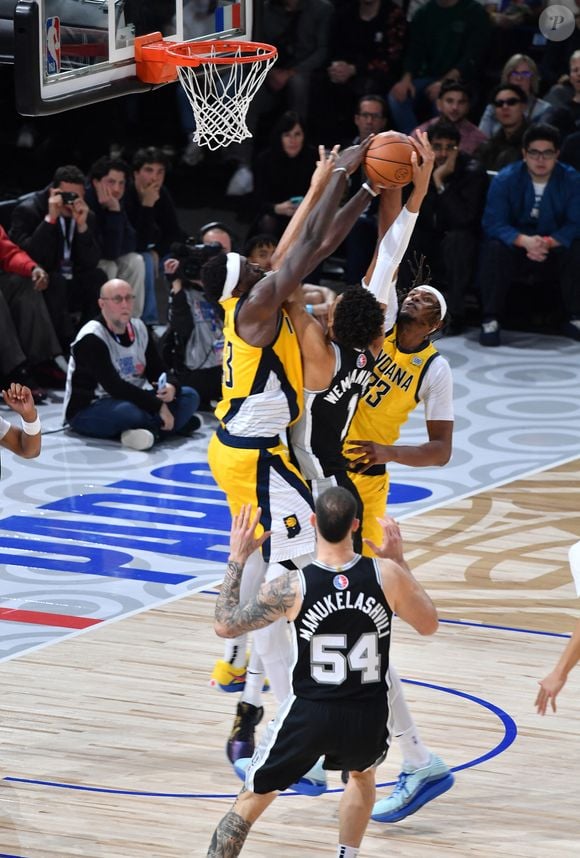 Selon "The Athletic", le joueur aurait appris la mort de sa grand-mère peu avant la rencontre, mais a tout de même choisi de jouer pour soutenir son équipe.

Victor Wembanyama lors du match "San Antonio Spurs - Pacers Indiana (98-136)" dans le cadre des NBA Paris Games 2025 à l'Accord Arena Bercy à Paris, le 26 janvier 2025.
© Ramsamy Veeren/Bestimage
