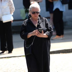 Isabelle Nanty, semble aller beaucoup mieux depuis son grave accident en VTC sur l'autoroute A10, à la sortie des obsèques de la chanteuse Guesch Patti au Crématorium du Père-Lachaise à Paris, France, le 3 juillet 2026. Isabelle Nanty a accompagné son amie la chanteuse Guesch Patti jusqu'à son dernier souffle. © Bestimage