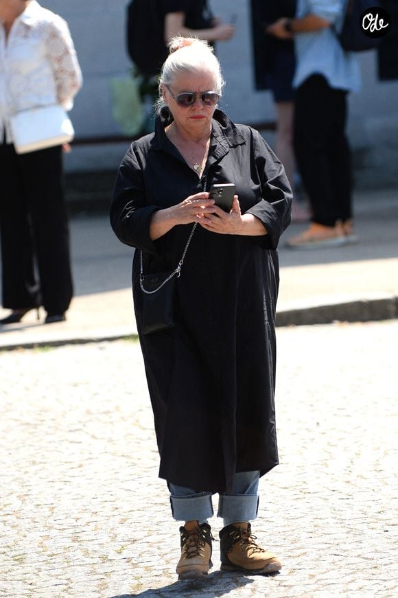 Isabelle Nanty, semble aller beaucoup mieux depuis son grave accident en VTC sur l'autoroute A10, à la sortie des obsèques de la chanteuse Guesch Patti au Crématorium du Père-Lachaise à Paris, France, le 3 juillet 2026. Isabelle Nanty a accompagné son amie la chanteuse Guesch Patti jusqu'à son dernier souffle. © Bestimage