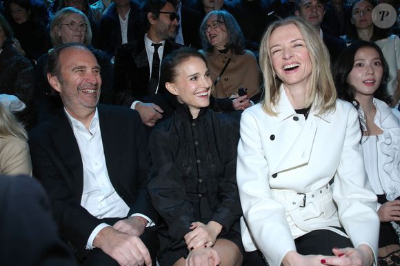 Xavier Niel, Natalie Portman et Delphine Arnault (Présidente de Dior) - Célébrités au Défilé de Mode Dior, Prêt-à-porter Automne / Hiver 2025-2026 dans le cadre de la Fashion Week de Paris, France, le 04 Mars 2025. 

© Bertrand Rindoff / Bestimage