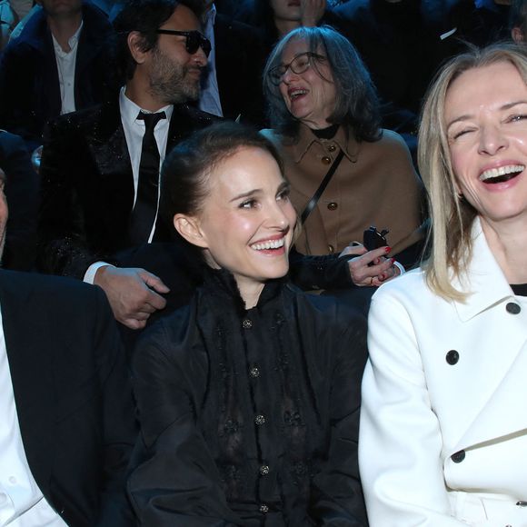 Xavier Niel, Natalie Portman et Delphine Arnault (Présidente de Dior) - Célébrités au Défilé de Mode Dior, Prêt-à-porter Automne / Hiver 2025-2026 dans le cadre de la Fashion Week de Paris, France, le 04 Mars 2025. 

© Bertrand Rindoff / Bestimage
