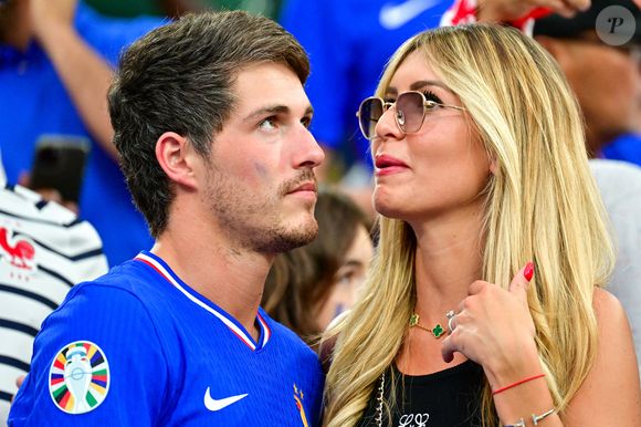 Manifestement, les tourtereaux se marieront cet été. "Nous avons trouvé le lieu de notre mariage. C’est officiel, nous dirons 'Je le veux' à Côme !", avait révélé la jeune femme sur la Toile.

Dylan Deschamps et sa fiancée Mathilde Cappelaere dans les tribunes de la demi-finale du Championnat d'Europe de football (Euro 2024) entre l'Espagne et la France (2-1) à Munich, Allemagne, le 9 juillet 2024. © Bestimage
