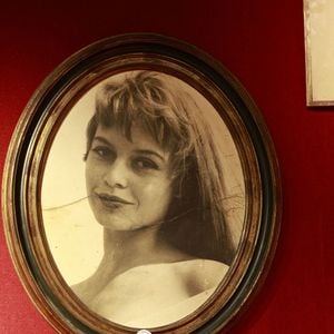 Les effets personnels de Brigitte Bardot sont exposés au public à partir de ce mardi 15 septembre à Paris, avant leur vente aux enchères le 21 septembre 2026 à l’Hôtel Drouot à Paris.© Christophe Aubert/Bestimage