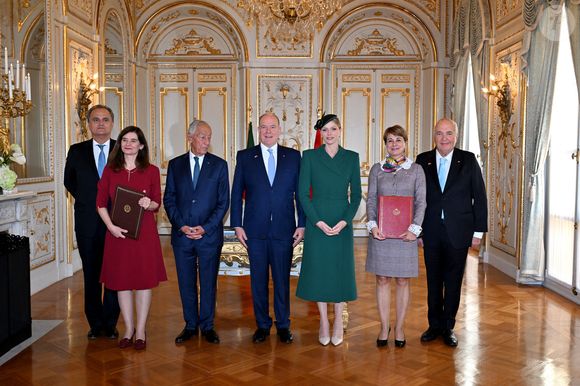 Le prince Albert II de Monaco et la princesse Charlene ont accueilli le président portugais Marcelo Rebelo de Sousa au Palais Princier de Monaco dans le cadre d'une visite d'Etat, le 20 novembre 2025. © Bruno Bebert/Bestimage