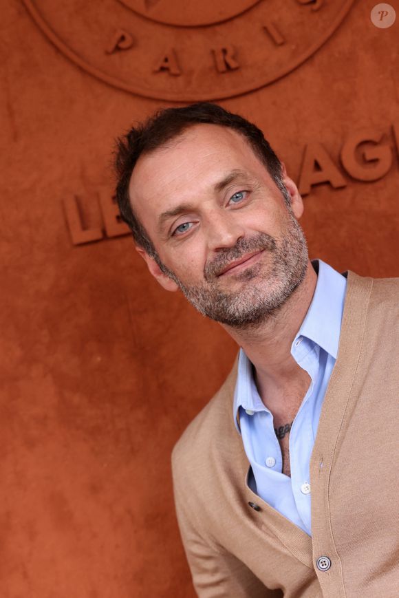 Lui qui est à retrouver ce mercredi soir sur France 5

Augustin Trapenard au village (jour 12) lors des Internationaux de France de Tennis de Roland Garros 2022 à Paris, France, le 2 juin 2022. © Dominique Jacovides/Bestimage