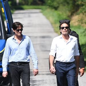 Anthony Delon et son demi-frère Alain-Fabien découvrent les hommages devant les grilles de la propriété de Douchy, quelques heures avant les obsèques de leur père, A.Delon, le 24 août 2024. © Agence / Bestimage